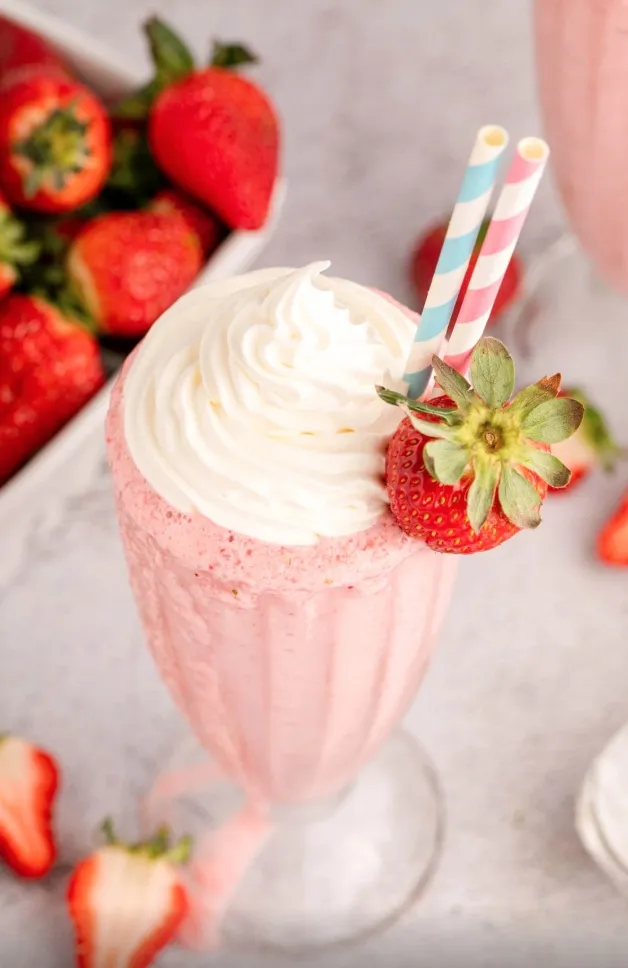 ÇILEK MILKSHAKE=360 kcal